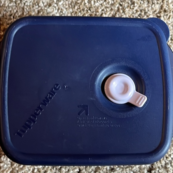 Tupperware Vent and Serve  6 1/4 cup container - Picture 2 of 9